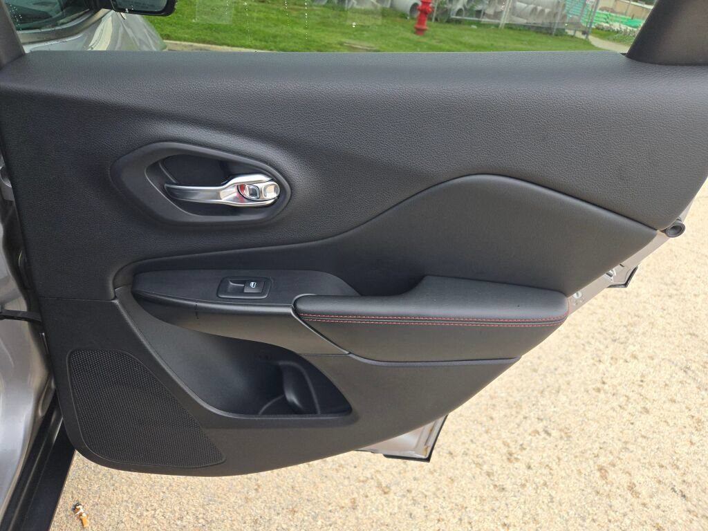Used 2019 Jeep Cherokee Trailhawk AWD/4WD image 10