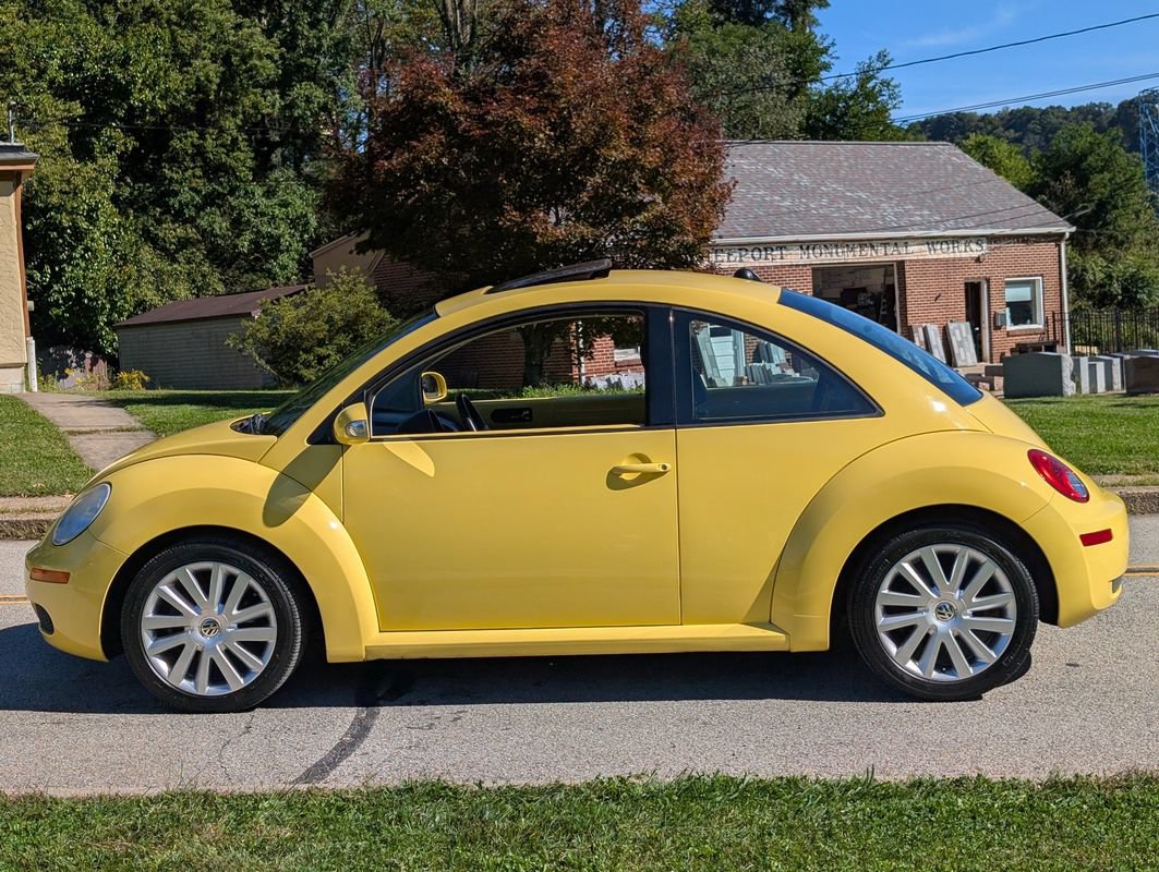 Used 2008 Volkswagen Beetle SE FWD image 12