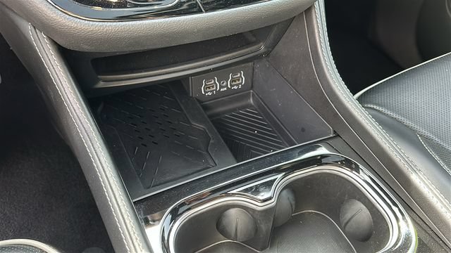 Used 2025 Chrysler Pacifica Limited FWD image 17