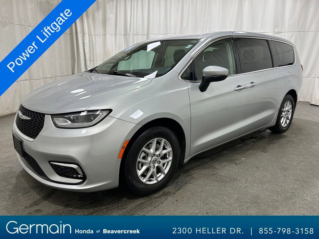 Used 2023 Chrysler Pacifica Touring-L image 4