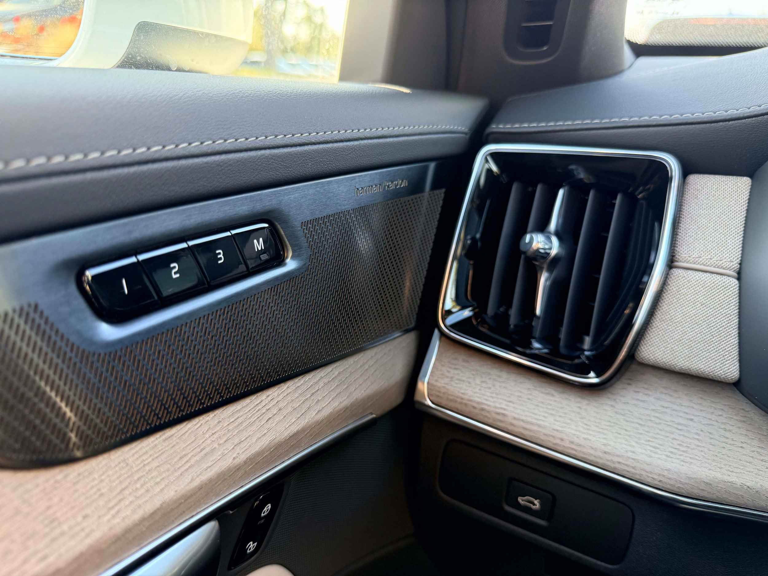 New 2026 Volvo XC90 B6 Plus w/ Protection Package Premier AWD/4WD image 17