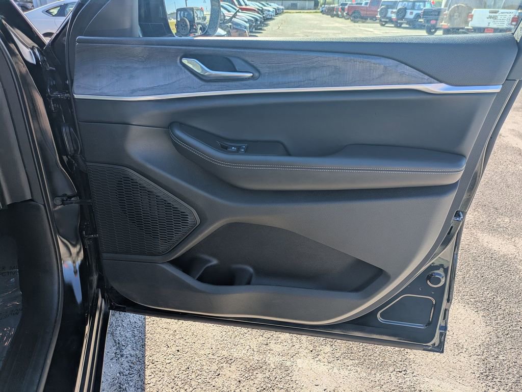 Used 2025 Jeep Grand Cherokee Limited image 32