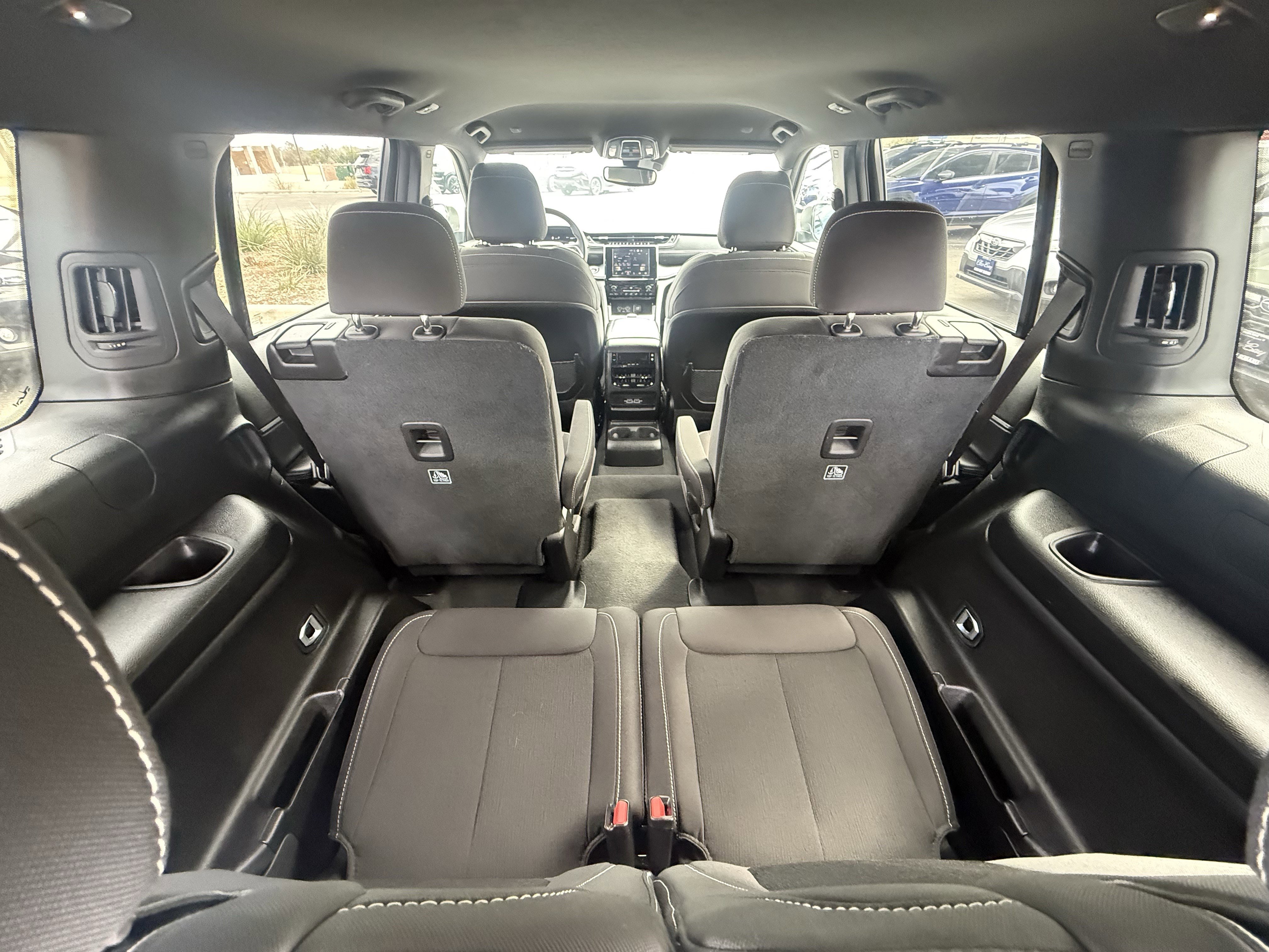 Used 2024 Jeep Grand Cherokee L Laredo image 9