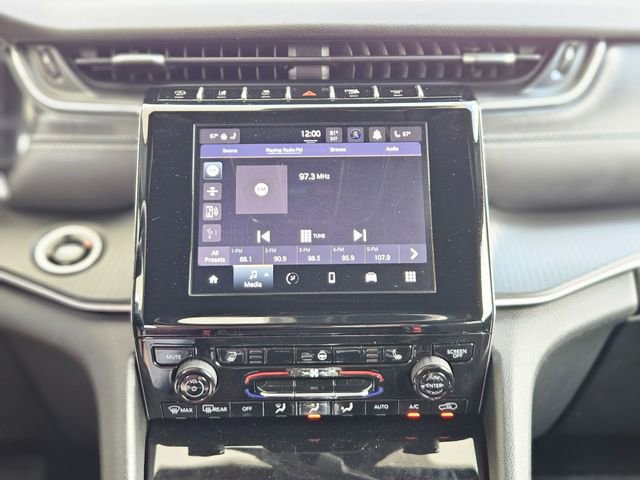 Used 2025 Jeep Grand Cherokee Altitude image 21