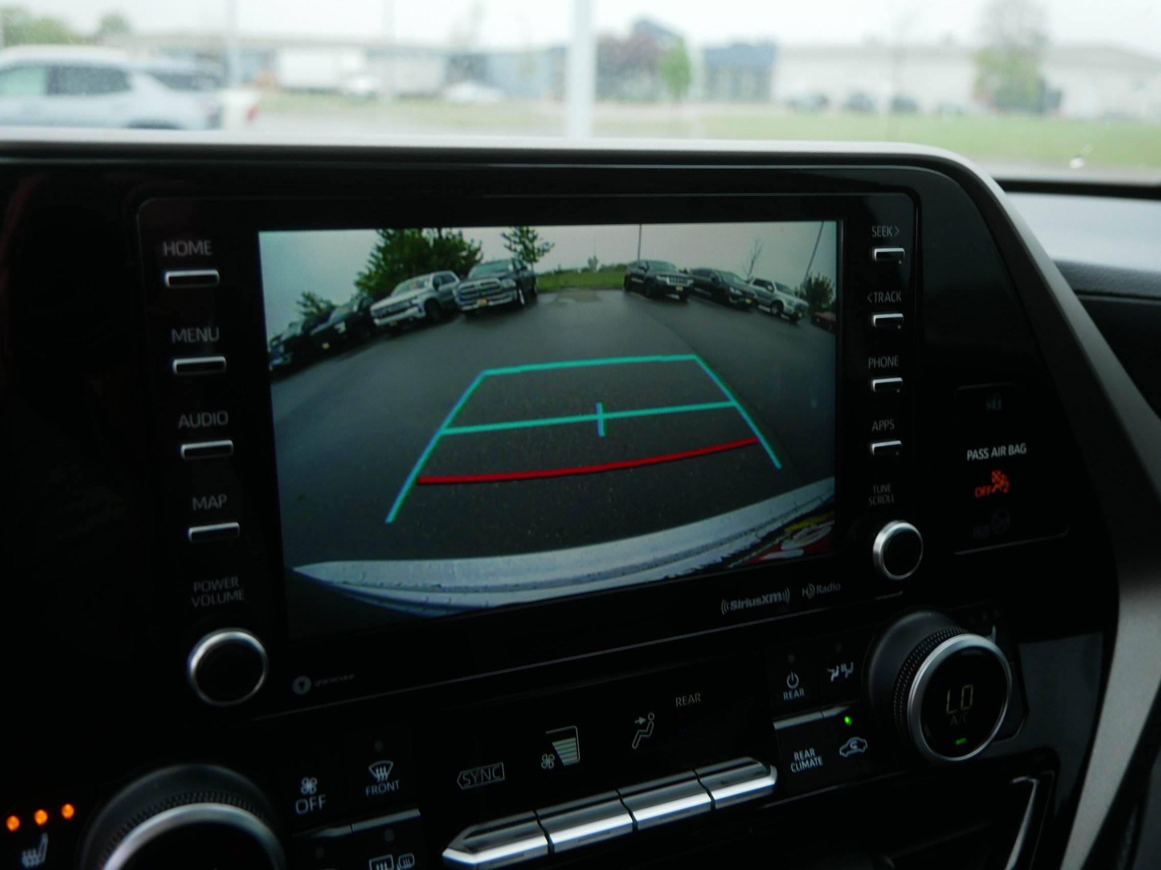 Used 2020 Toyota Highlander XLE AWD/4WD image 37
