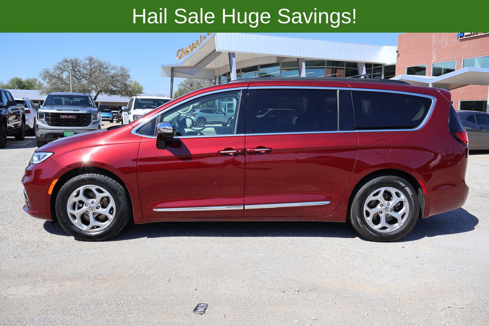 Used 2023 Chrysler Pacifica Limited FWD image 2