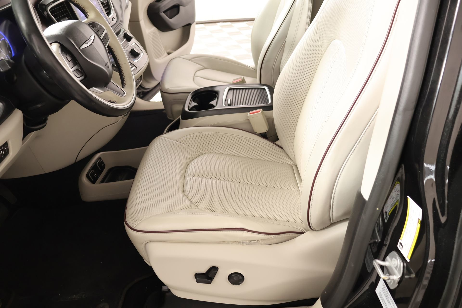 Used 2017 Chrysler Pacifica Limited w/ Tire & Wheel Group image 12