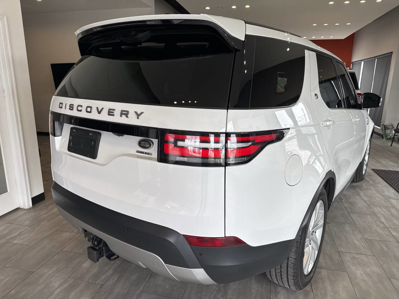 Used 2017 Land Rover Discovery HSE image 16