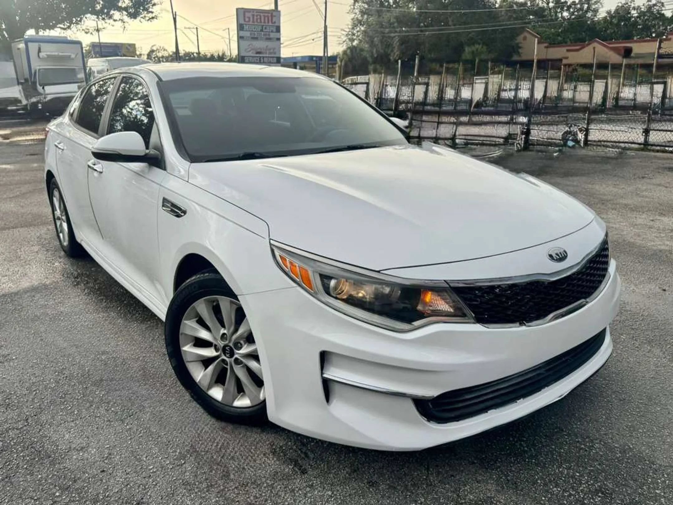 Used 2018 Kia Optima LX w/ 17" Alloy Wheels Package FWD image 9