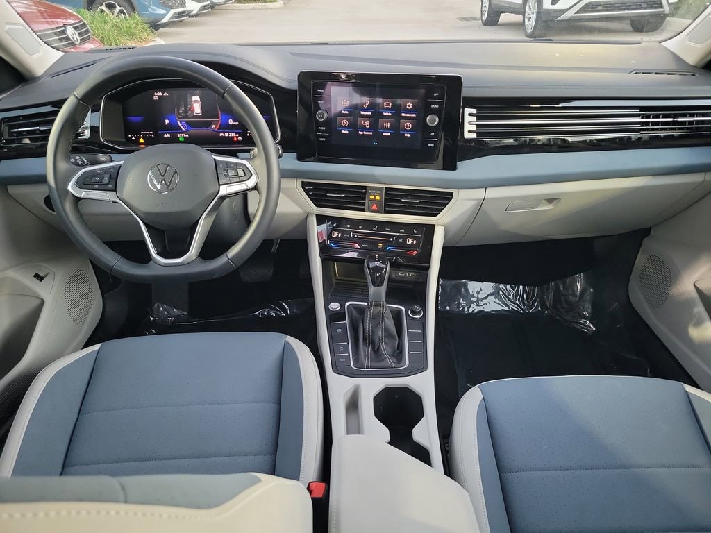 Used 2025 Volkswagen Jetta SE w/ Black Wheel Package image 9