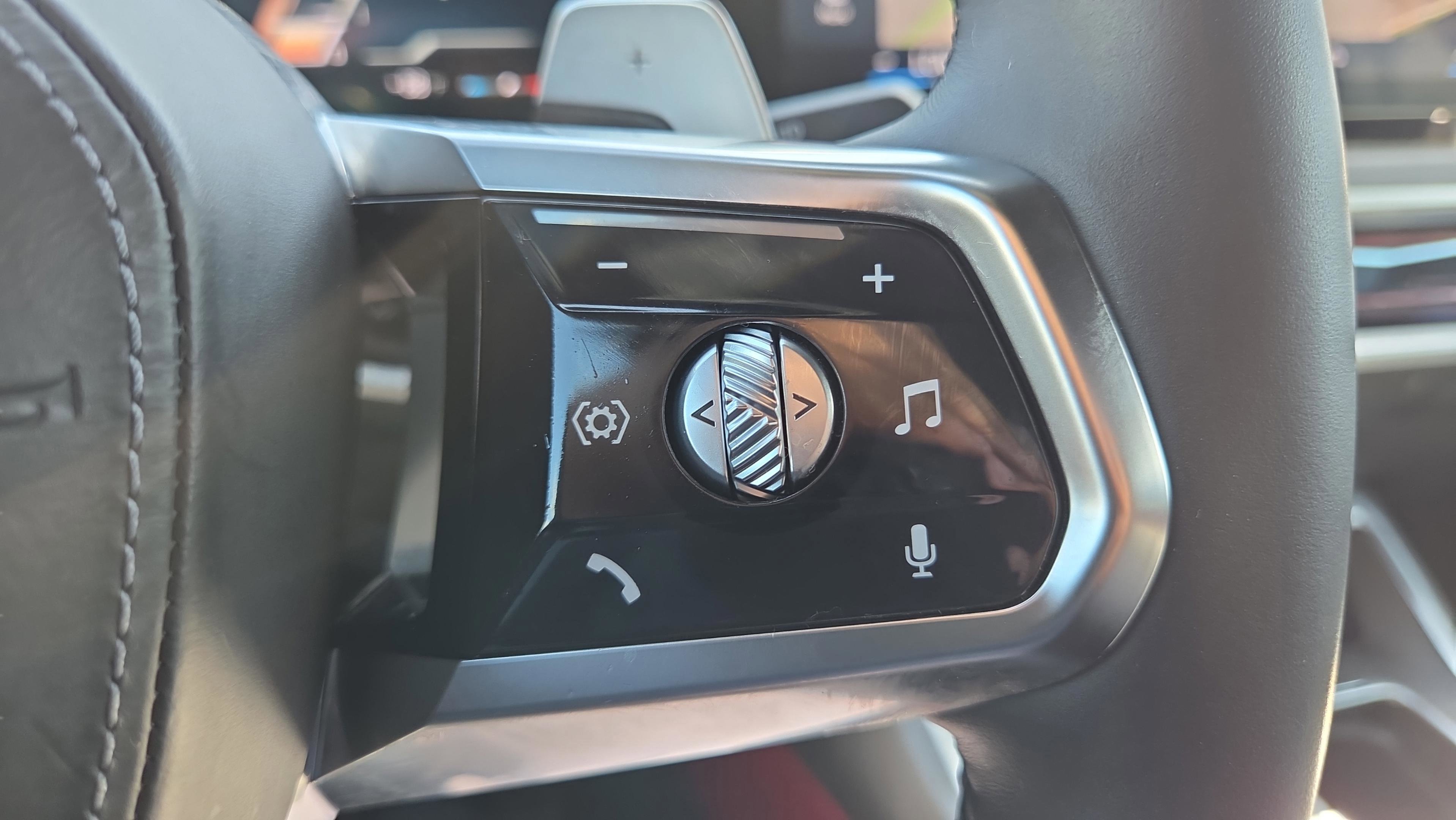 Certified 2023 BMW 740i RWD image 22