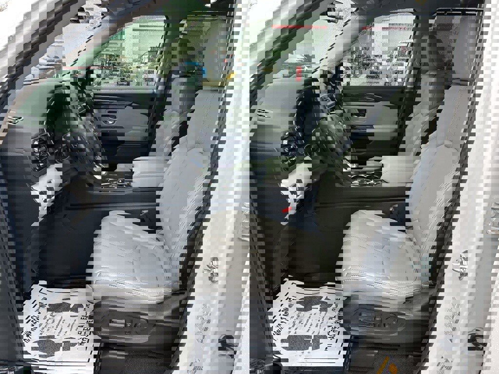 Used 2025 Honda Pilot Touring image 2