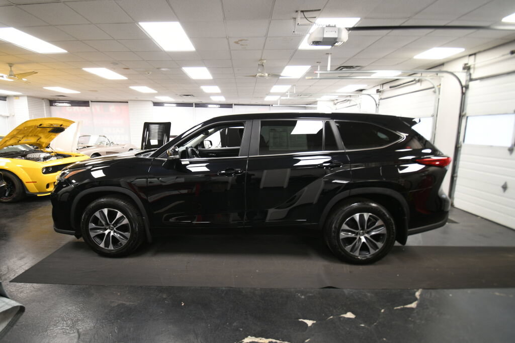 Used 2023 Toyota Highlander XLE AWD/4WD image 4