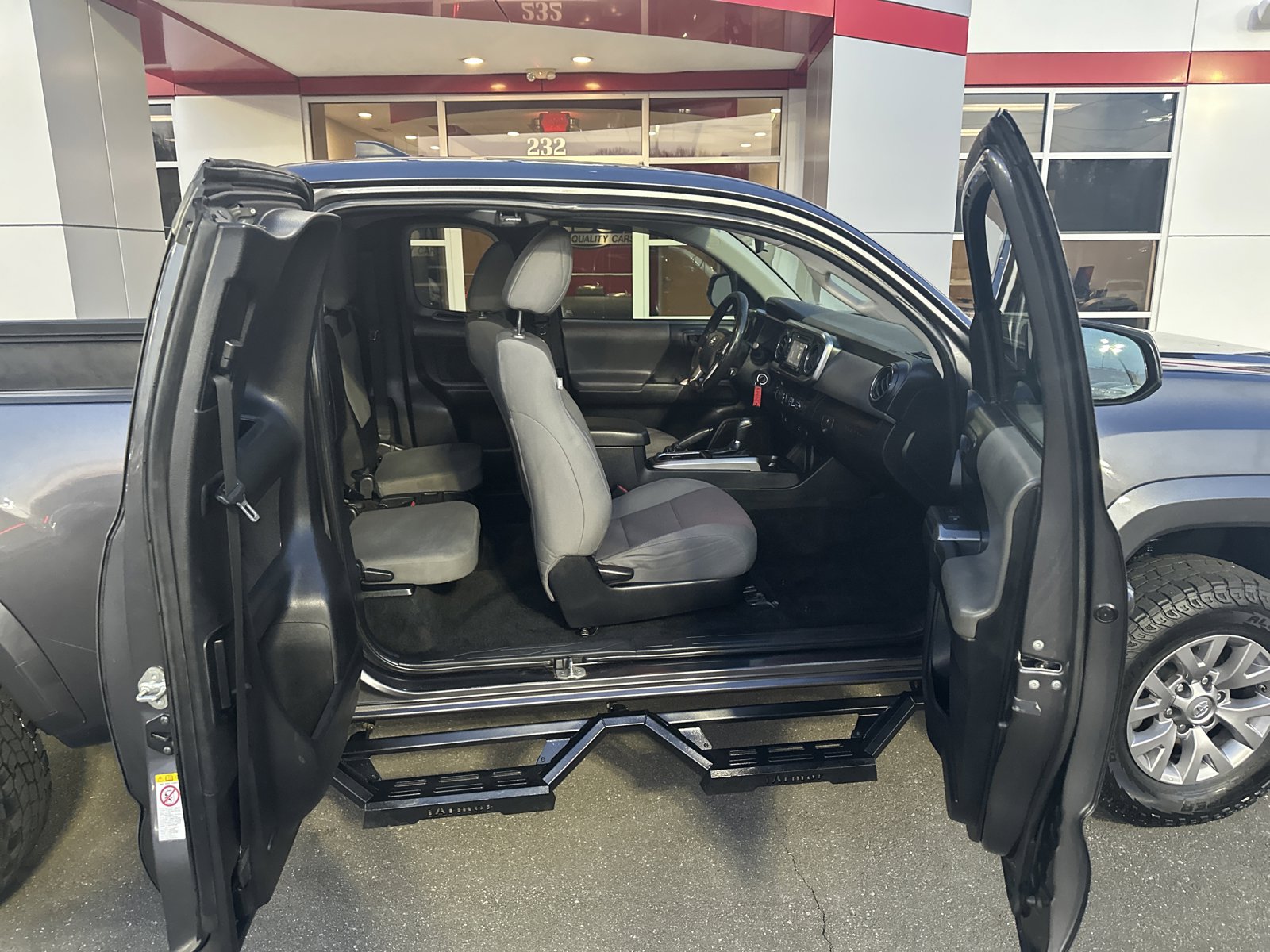 Used 2018 Toyota Tacoma SR5 w/ SR5 Appearance Package (SM) AWD/4WD image 28