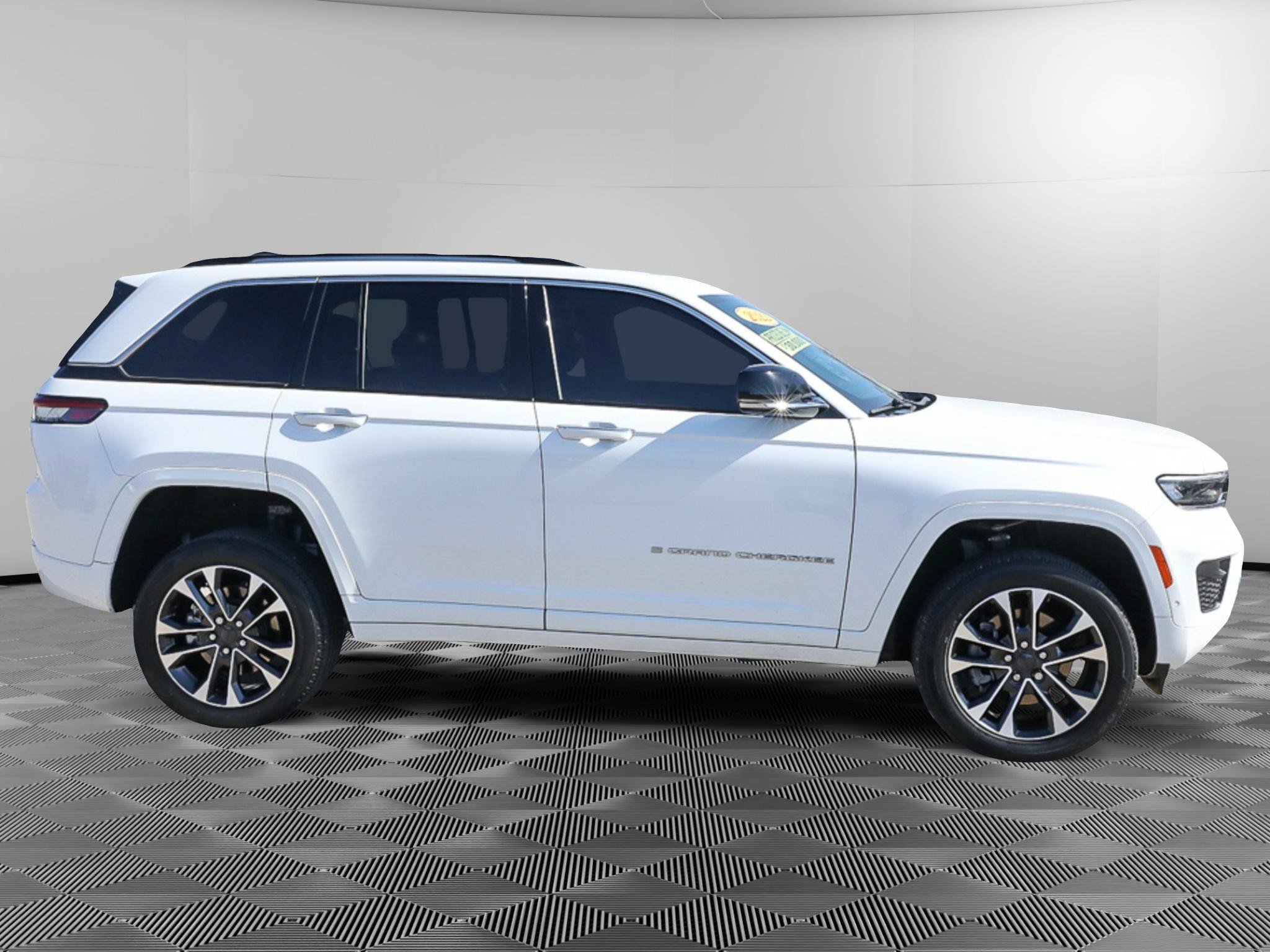 Used 2022 Jeep Grand Cherokee Overland w/ Advanced Protech Group III AWD/4WD image 8