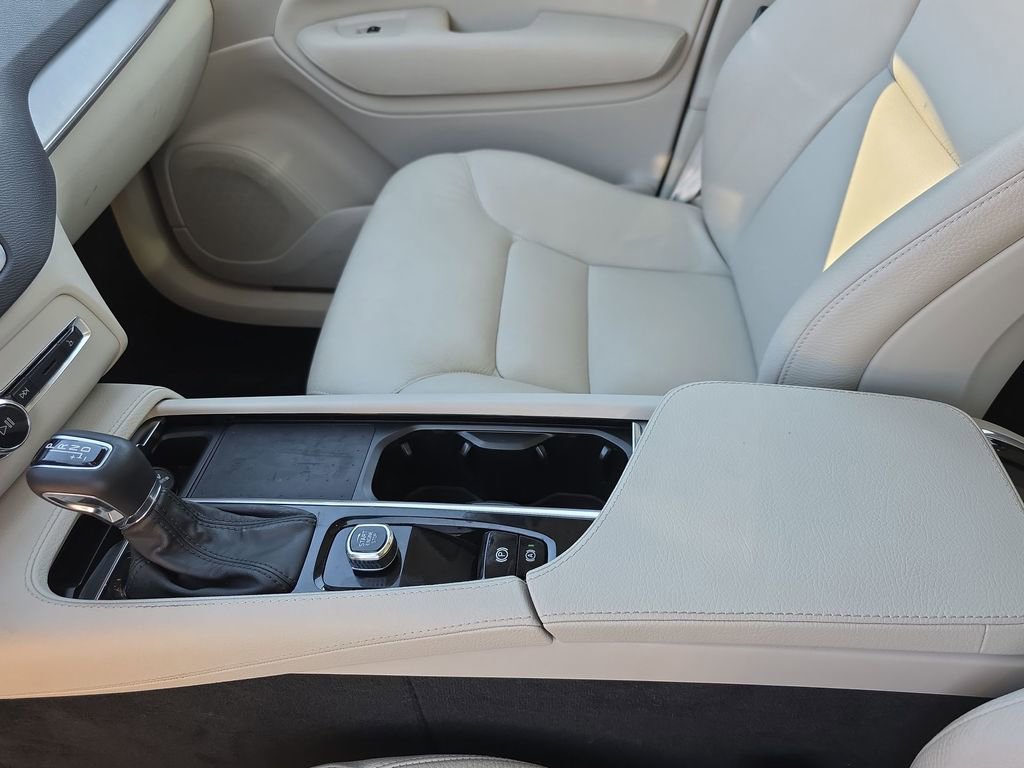 Used 2022 Volvo XC90 T5 Momentum w/ Advanced Package image 39