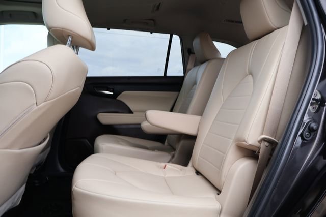 Used 2022 Toyota Highlander XLE AWD/4WD image 8