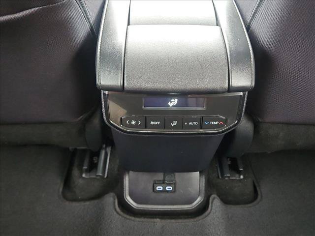 Used 2025 Toyota Highlander LE FWD image 16