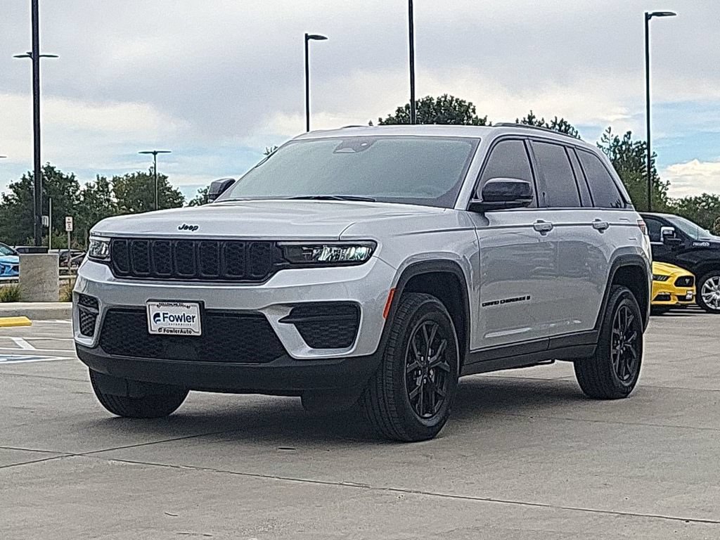 Used 2024 Jeep Grand Cherokee Altitude AWD/4WD image 4