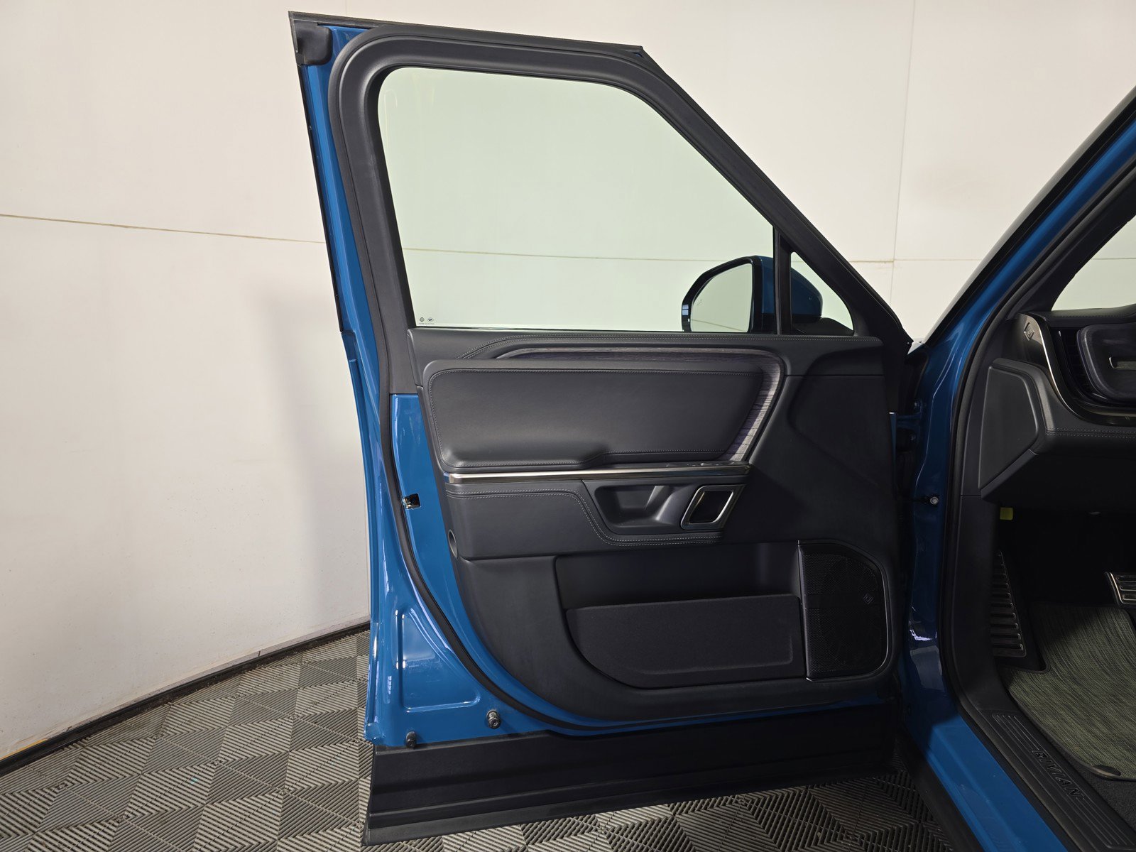 Used 2023 Rivian R1T Adventure image 16