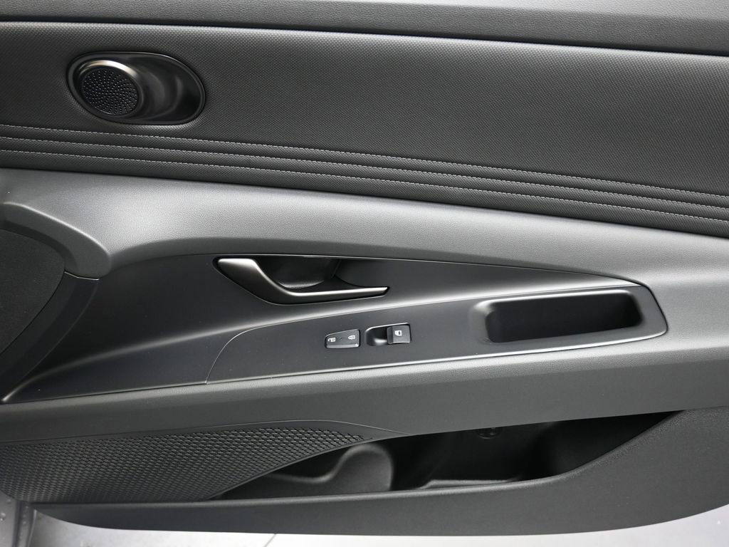 Certified 2025 Hyundai Elantra Sport FWD image 11