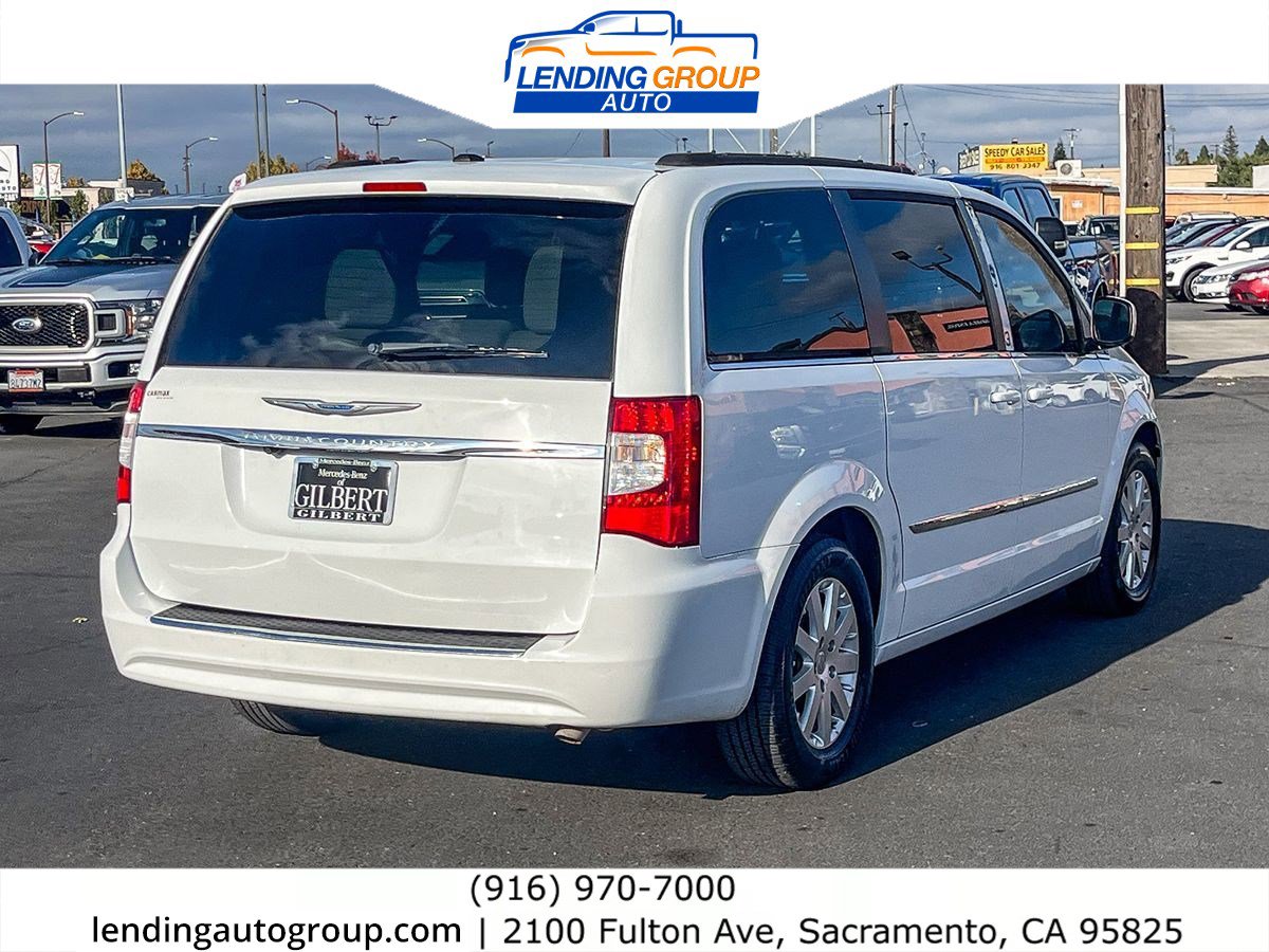 Used 2016 Chrysler Town & Country Touring image 4