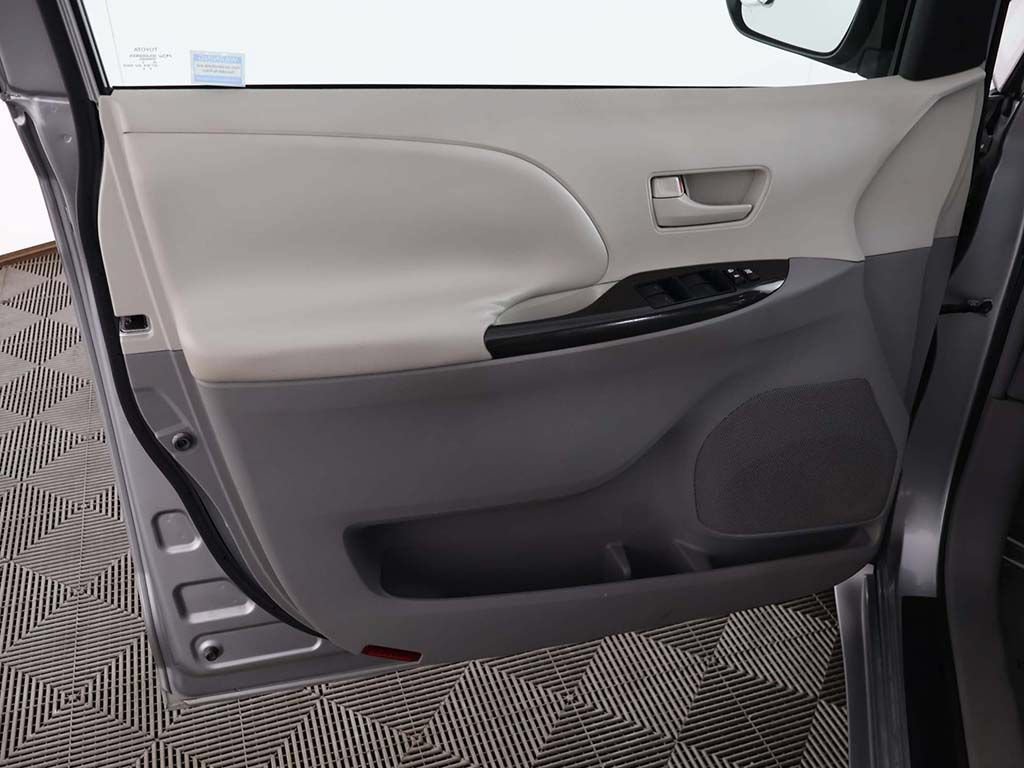 Used 2011 Toyota Sienna LE w/ Towing Pkg FWD image 19