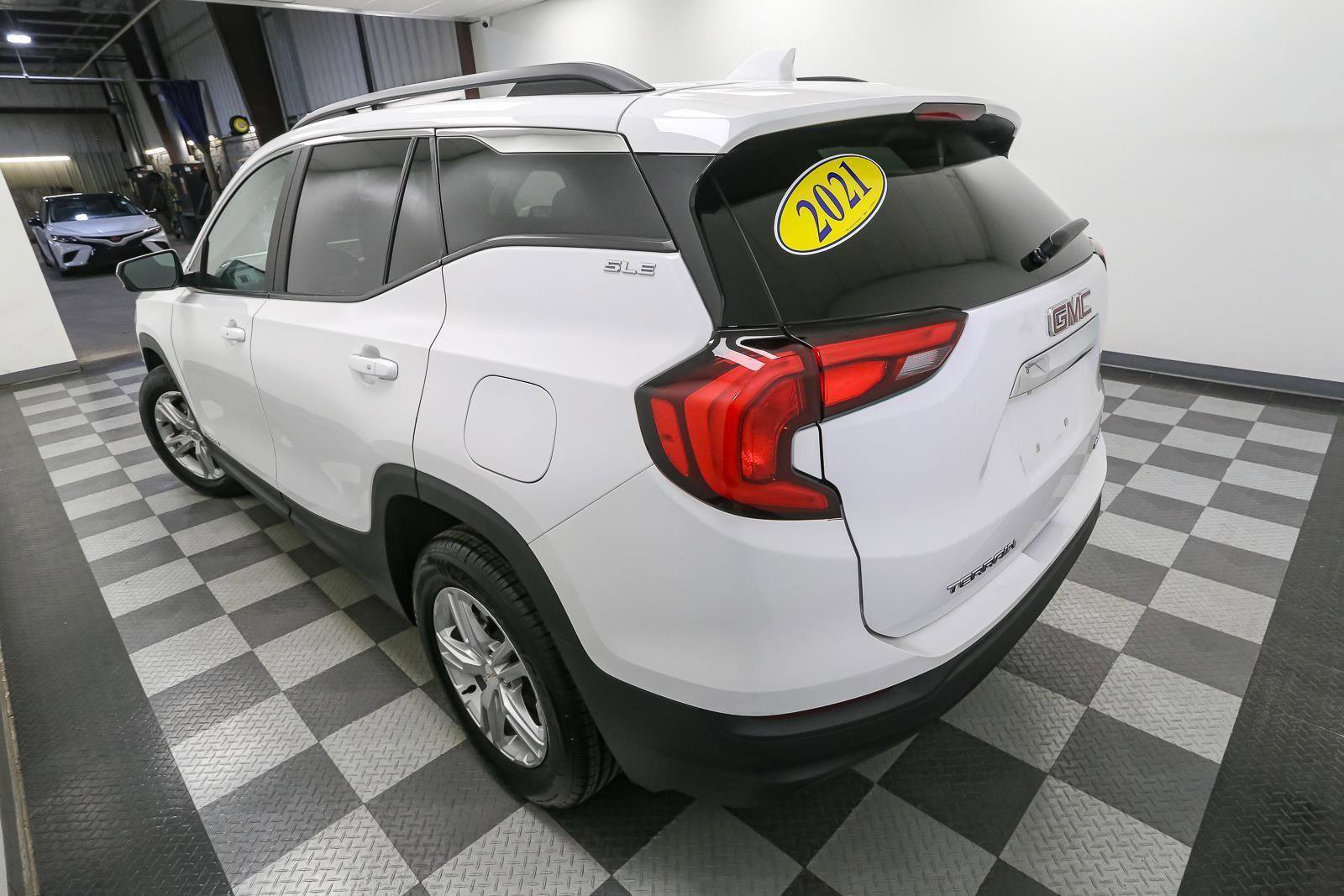 Used 2021 GMC Terrain SLE w/ Driver Convenience Package image 12