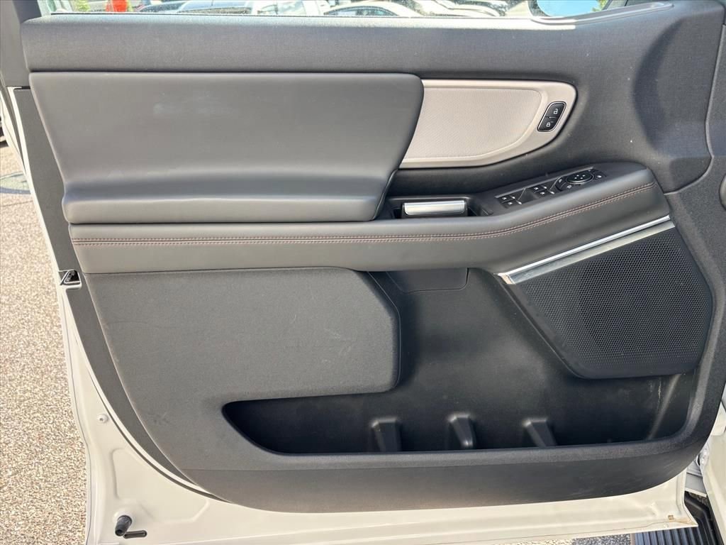 Used 2025 Ford Expedition Active RWD image 9