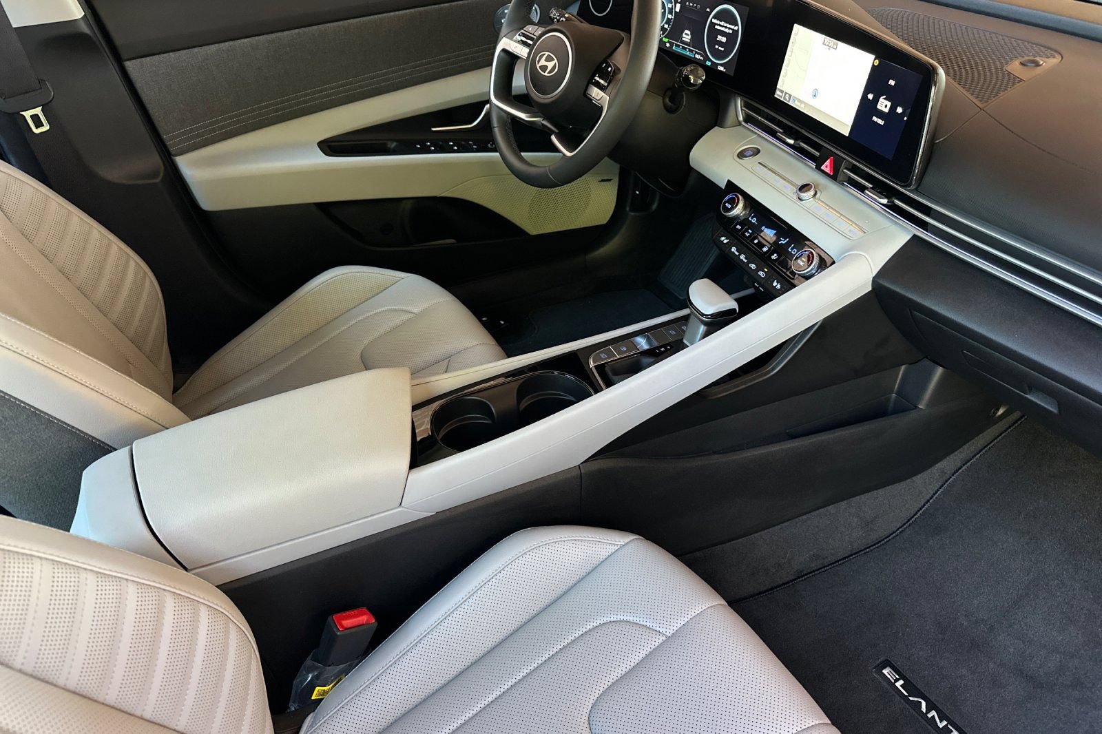 Used 2025 Hyundai Elantra Limited FWD image 19