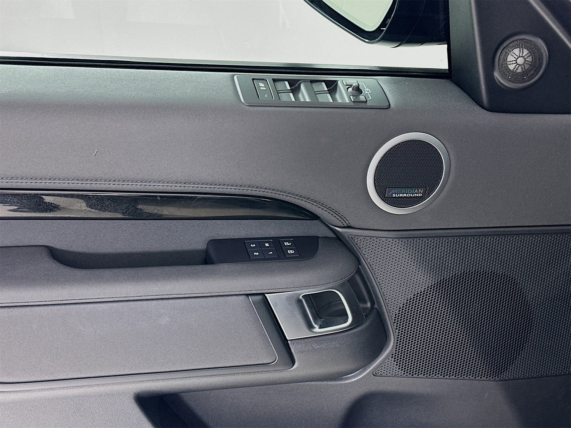 Used 2024 Land Rover Discovery S image 19