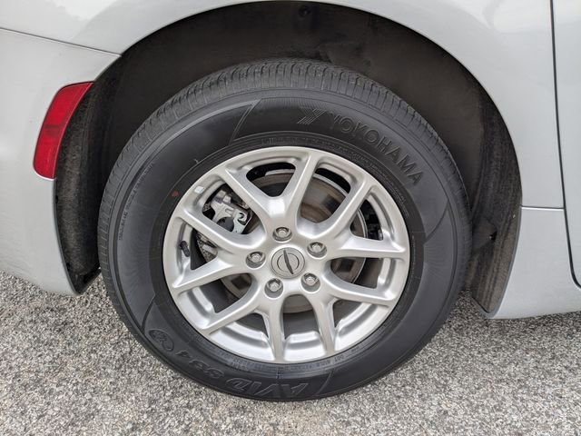 Used 2024 Chrysler Pacifica Touring-L FWD image 12