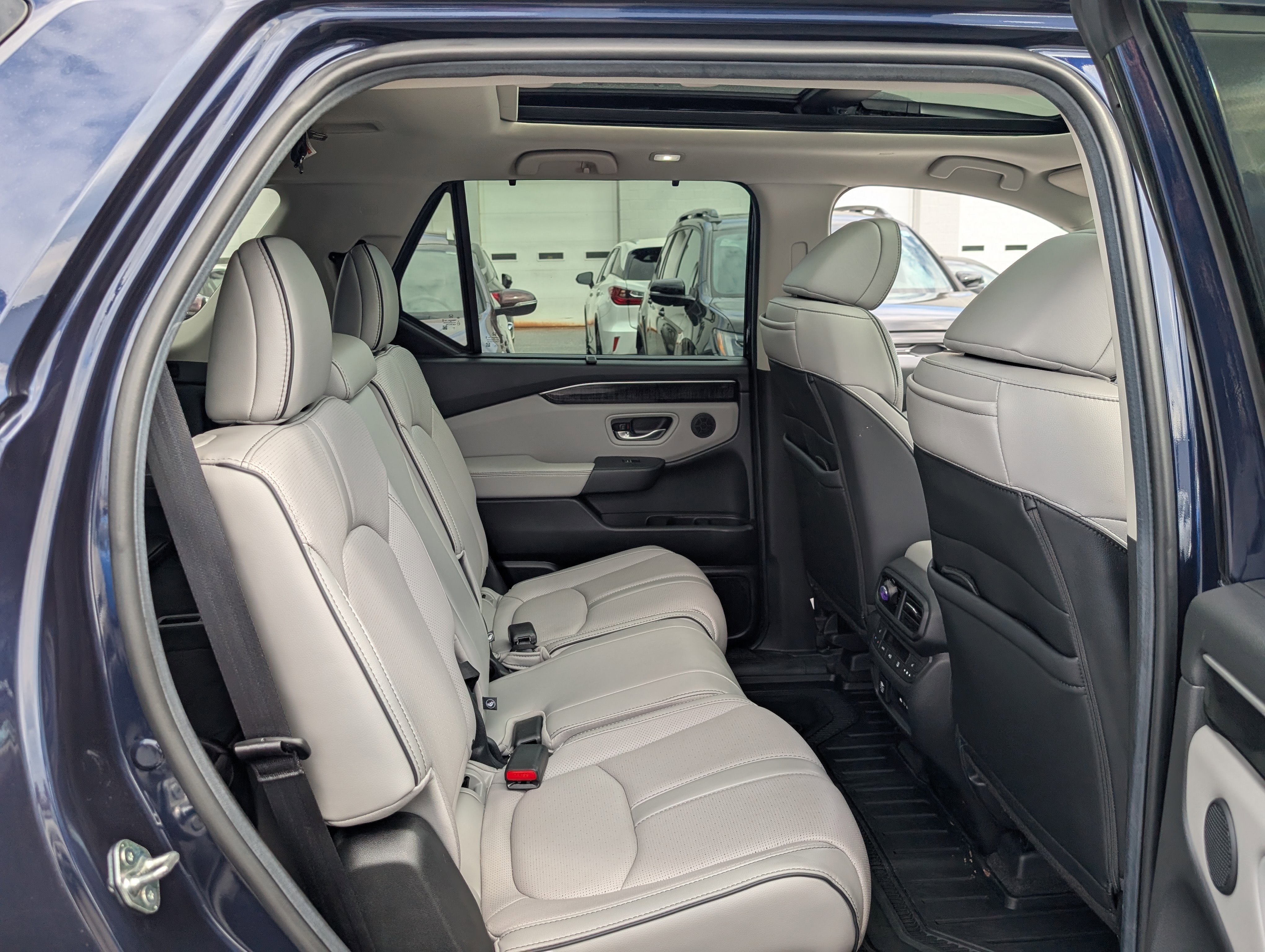 Used 2025 Honda Pilot Elite image 12