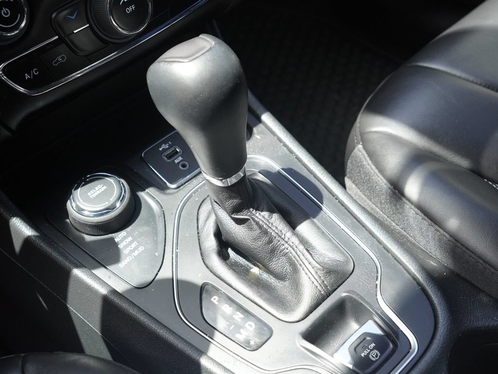 Used 2022 Jeep Cherokee Latitude AWD/4WD image 17