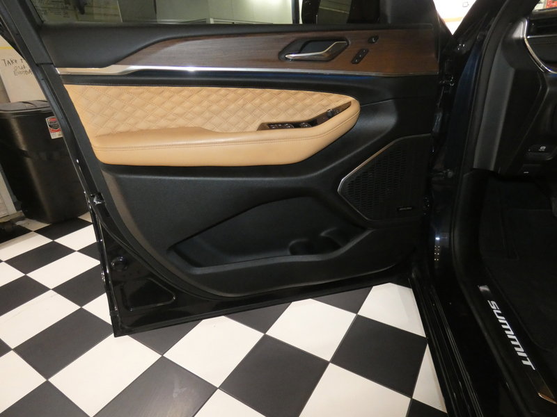 Used 2024 Jeep Grand Cherokee Summit w/ Luxury Tech Group V image 26