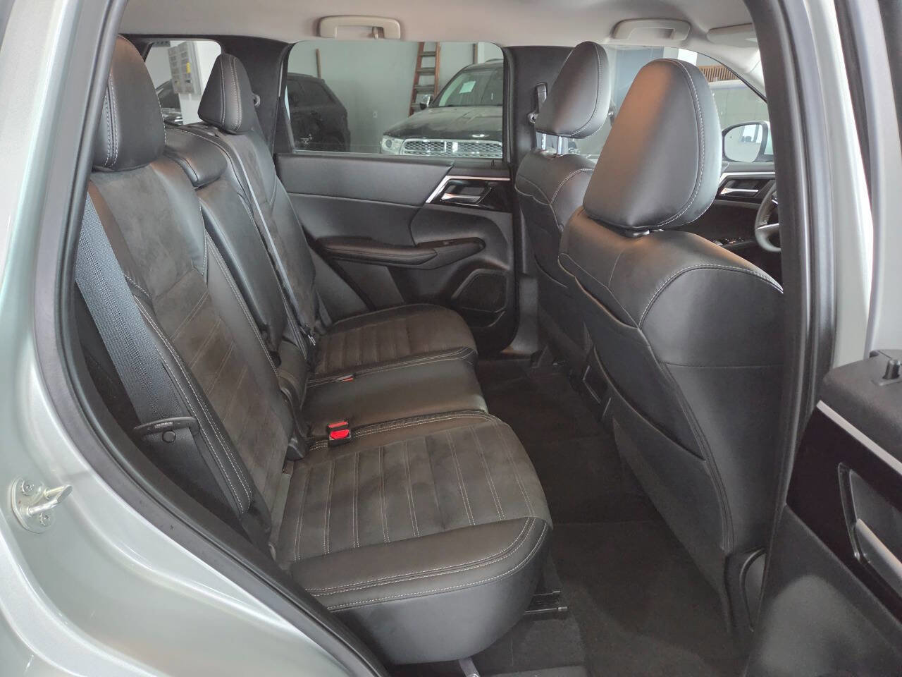 Used 2023 Mitsubishi Outlander SE image 23