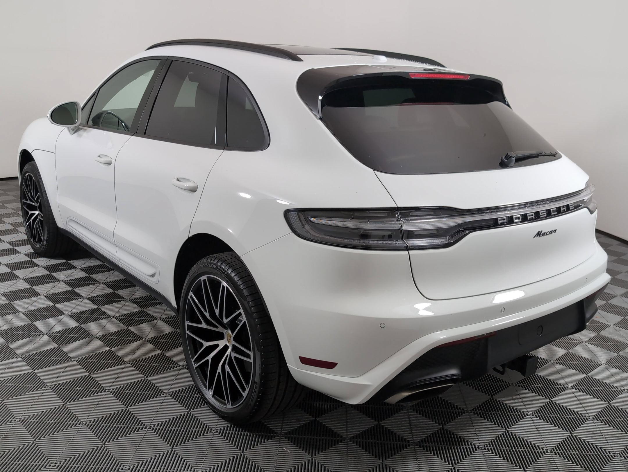 Certified 2025 Porsche Macan AWD/4WD image 3