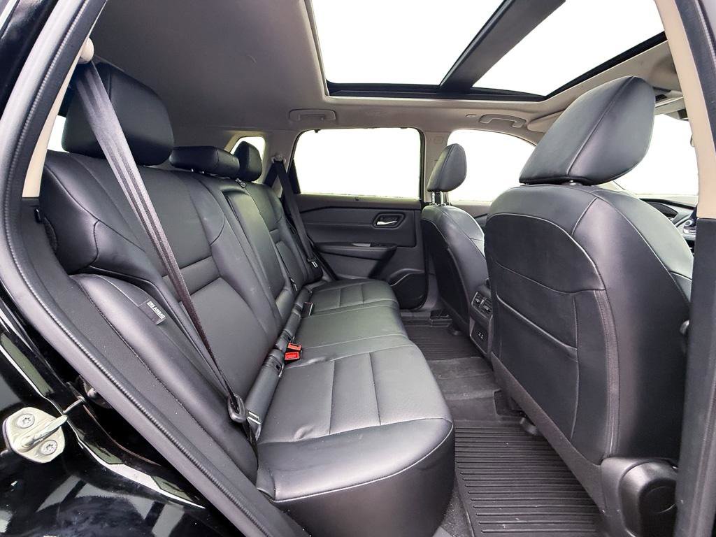 Used 2023 Nissan Rogue SV w/ SV Premium B Package image 3