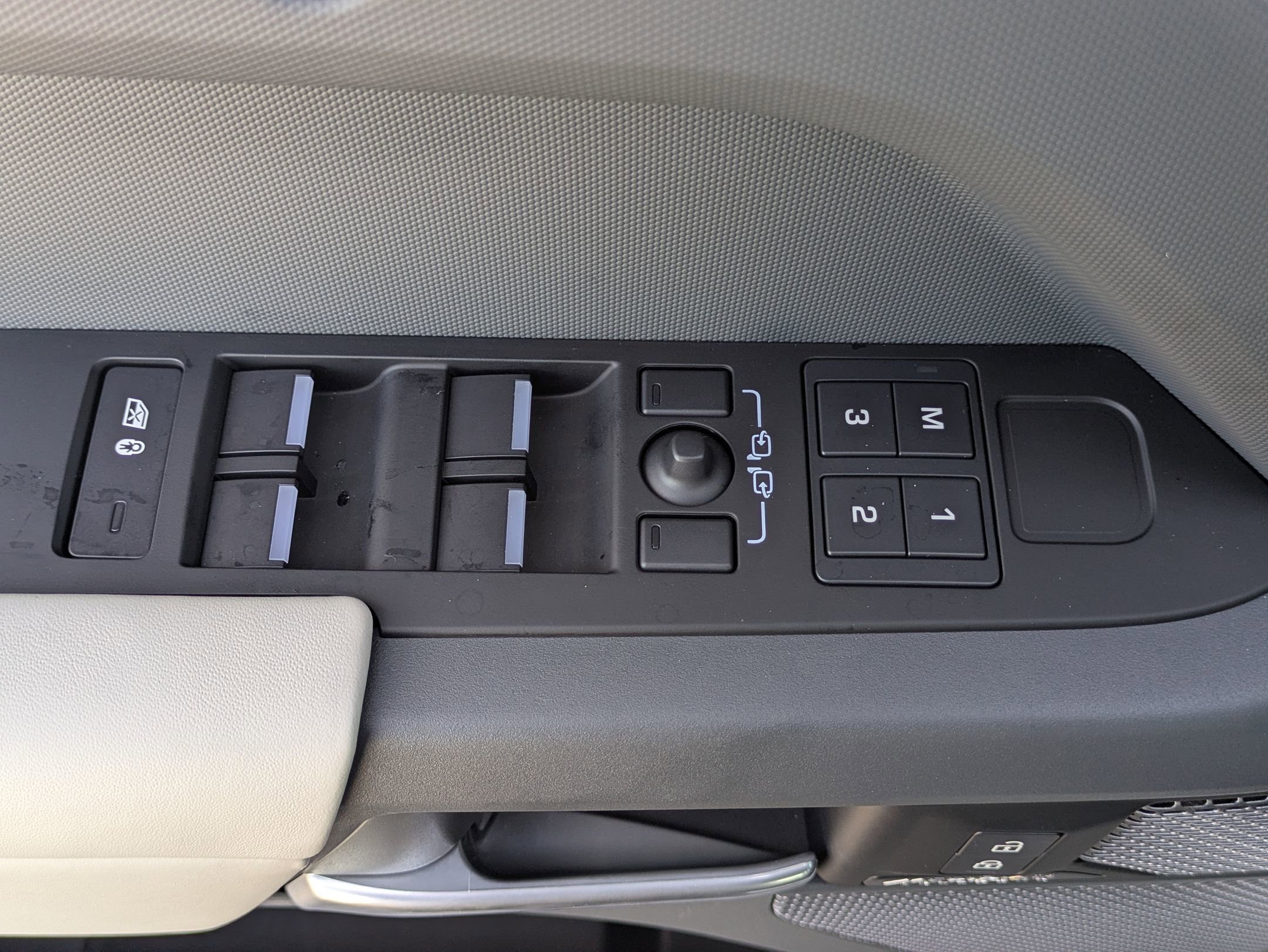 Certified 2023 Land Rover Defender 110 X-Dynamic SE image 22