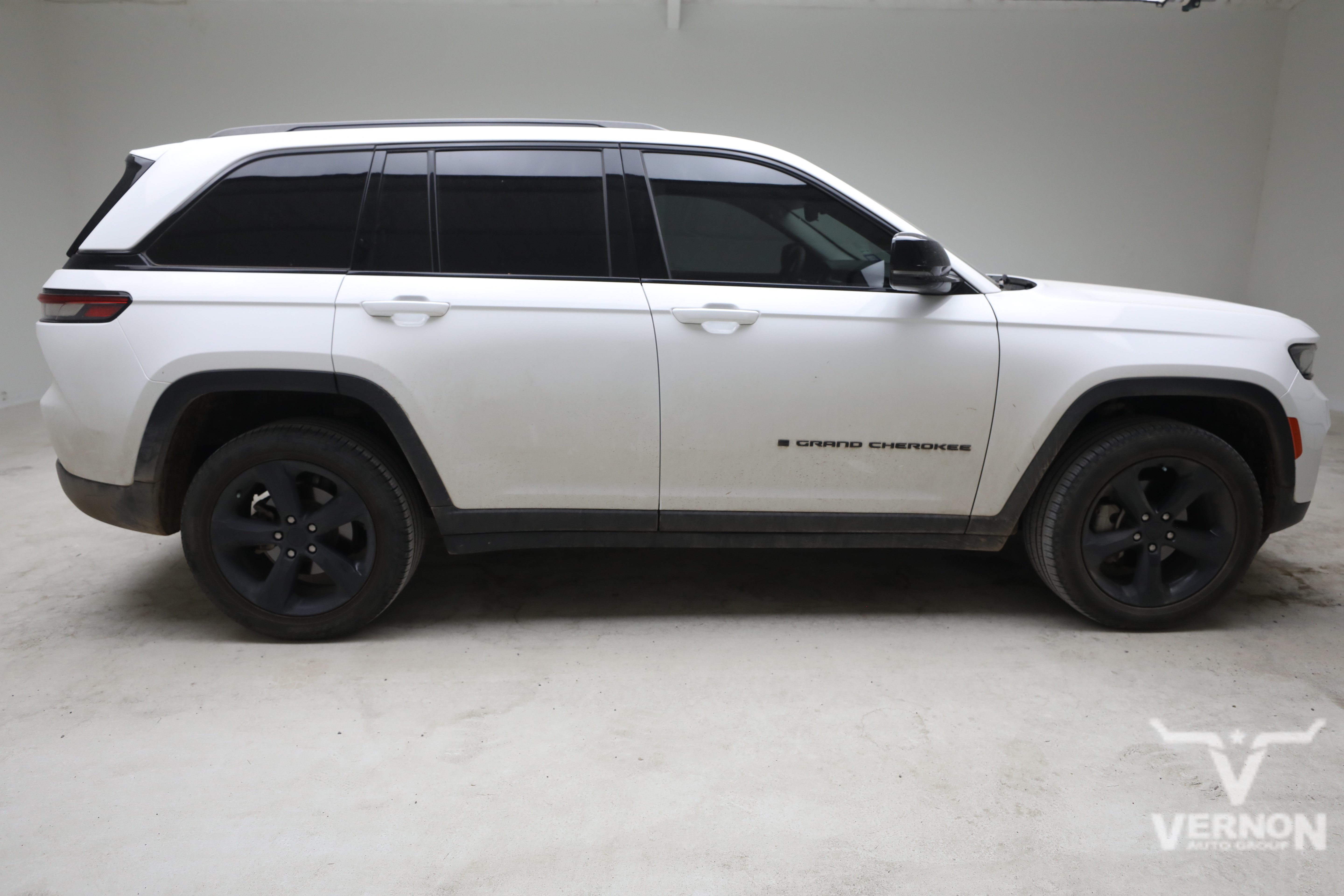 Used 2023 Jeep Grand Cherokee Limited w/ Black Appearance Package RWD image 5