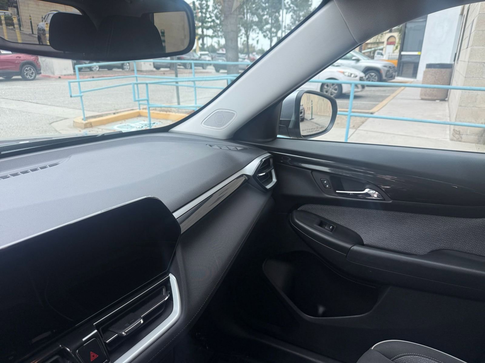 Used 2025 Chevrolet TrailBlazer LT FWD image 32