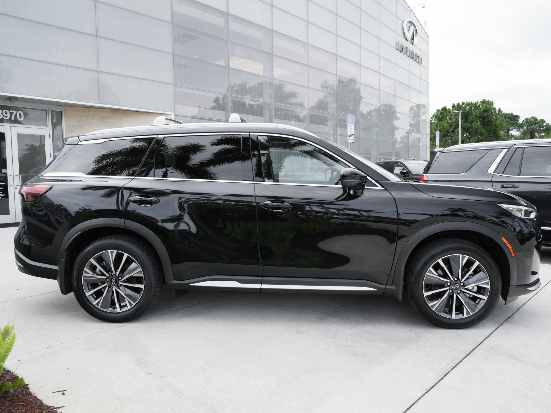 Certified 2026 INFINITI QX60 Luxe w/ Family Package FWD image 25