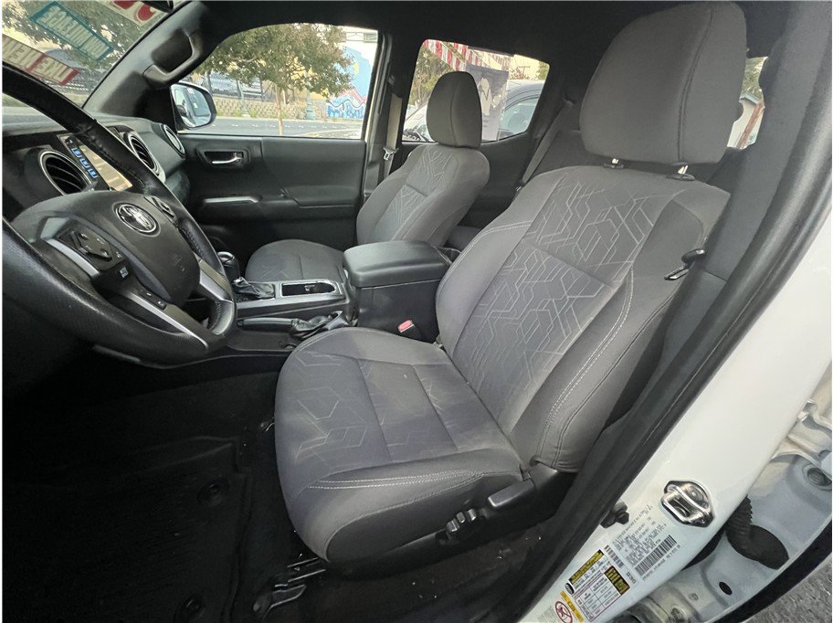 Used 2018 Toyota Tacoma TRD Sport image 12