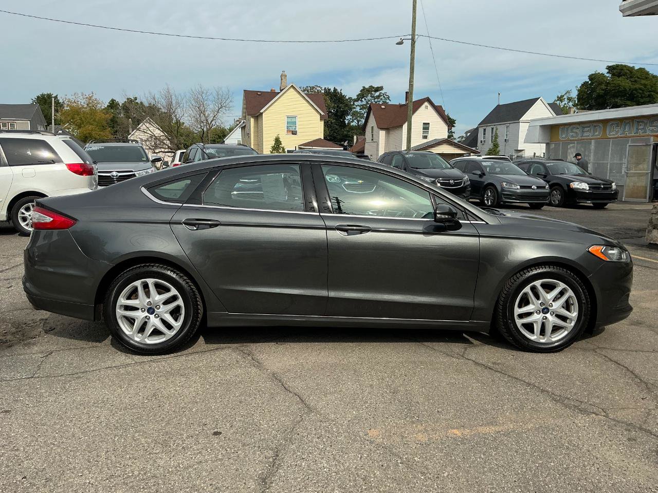Used 2016 Ford Fusion SE FWD image 3