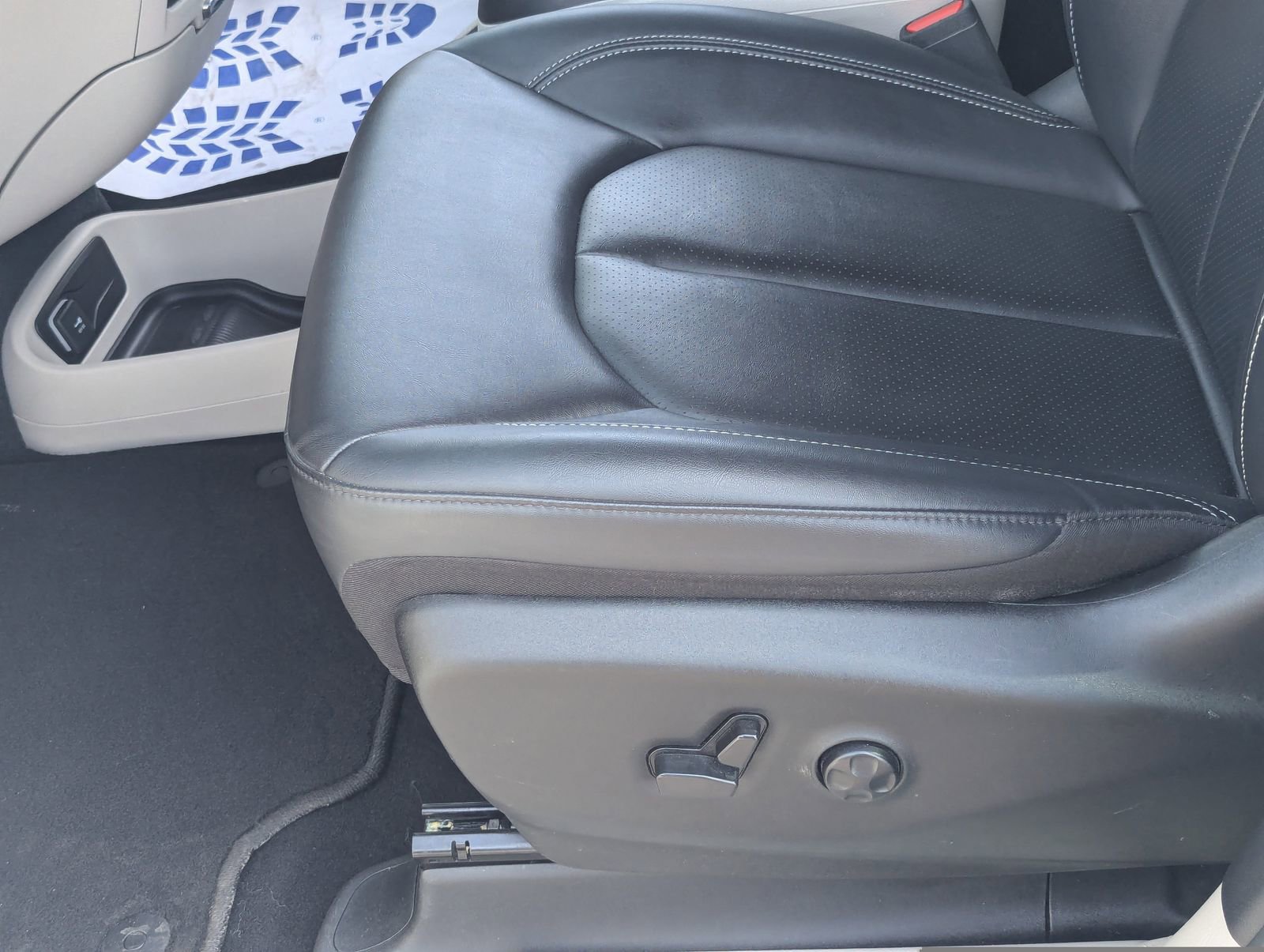 Used 2024 Chrysler Pacifica Touring-L image 19