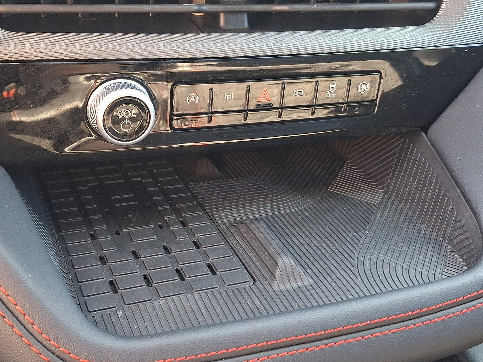 Certified 2025 Ford Explorer ST-Line w/ Premium Package image 17