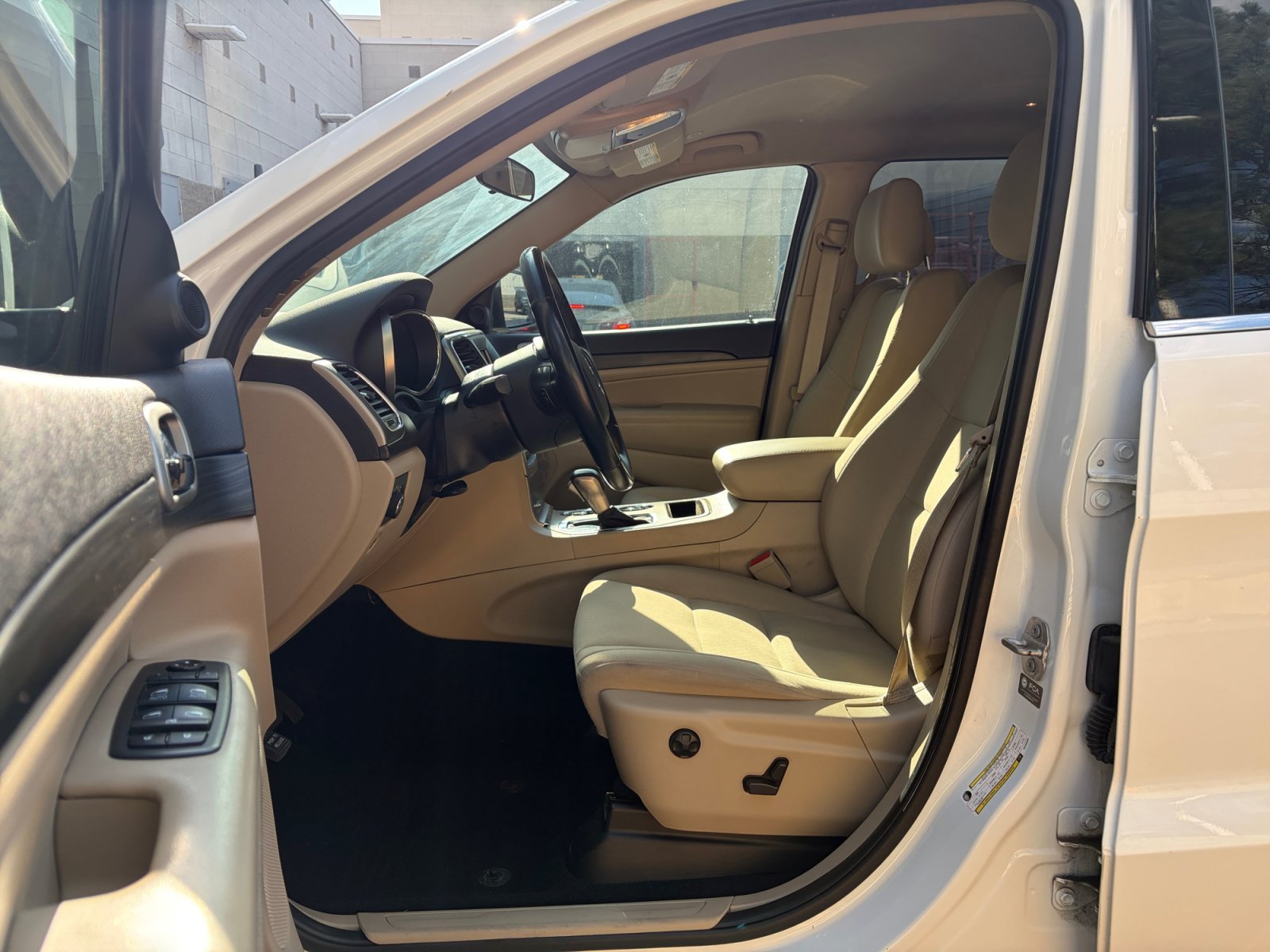 Used 2021 Jeep Grand Cherokee Laredo AWD/4WD image 22