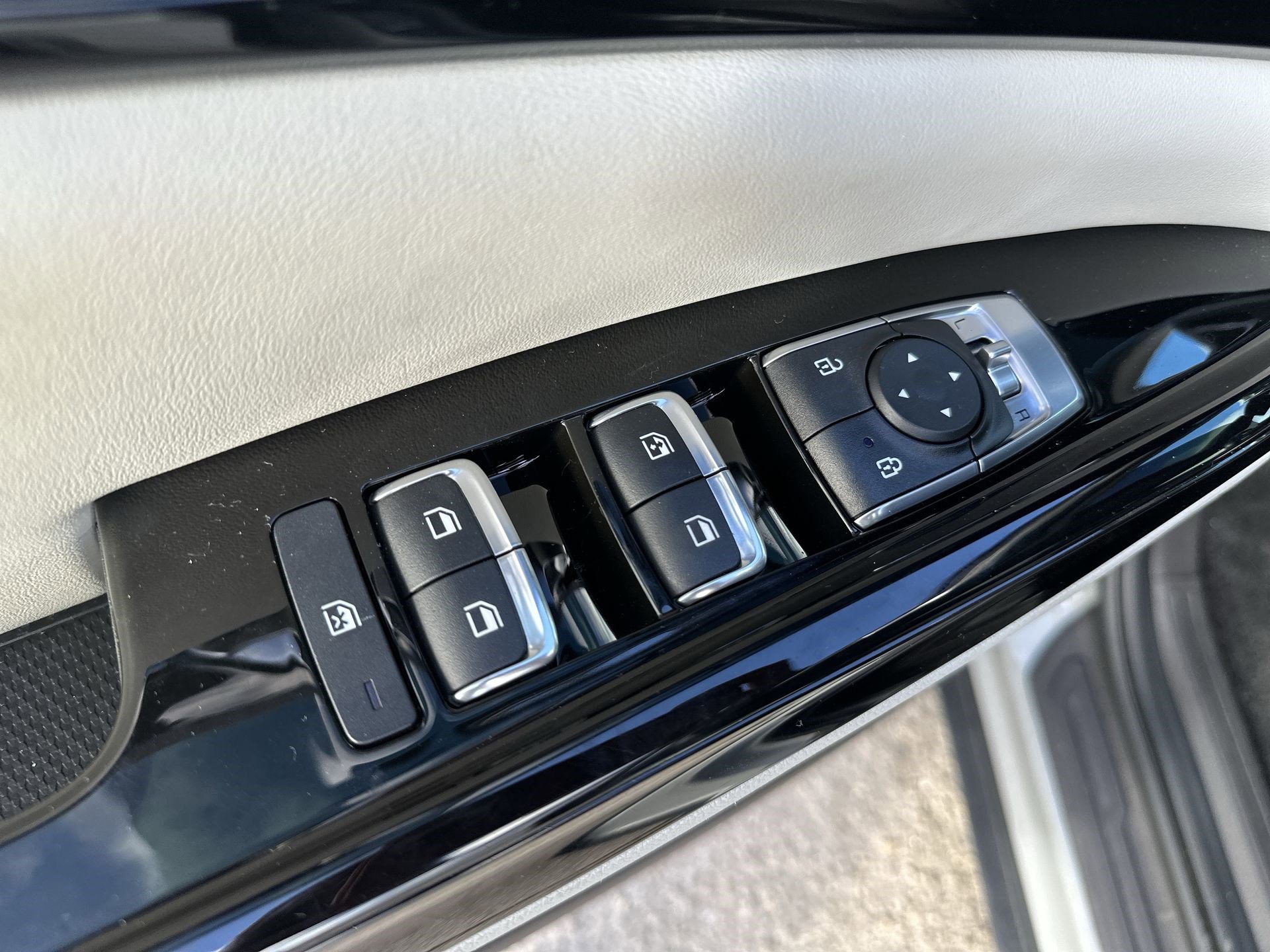 Used 2024 Kia Carnival EX image 15