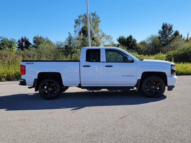 Used 2017 Chevrolet Silverado 1500 LT w/ Redline Edition AWD/4WD image 5