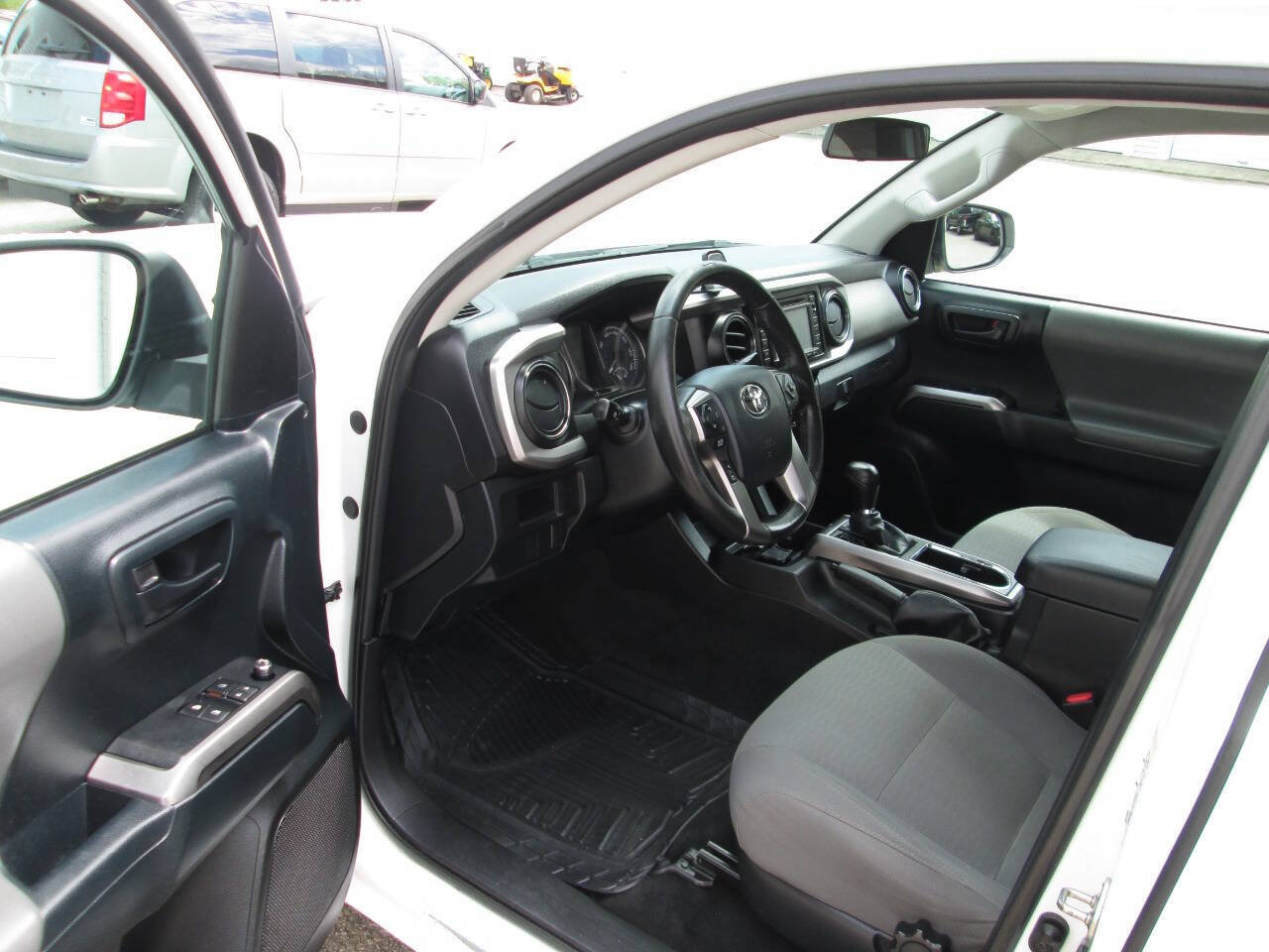 Used 2016 Toyota Tacoma SR5 AWD/4WD image 13